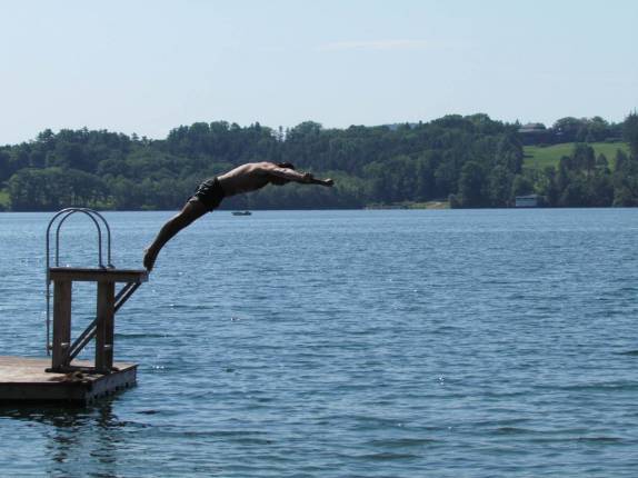 Hora do mergulho na lago em Lakeville, estado de Connecticut, nos Estados Unidos